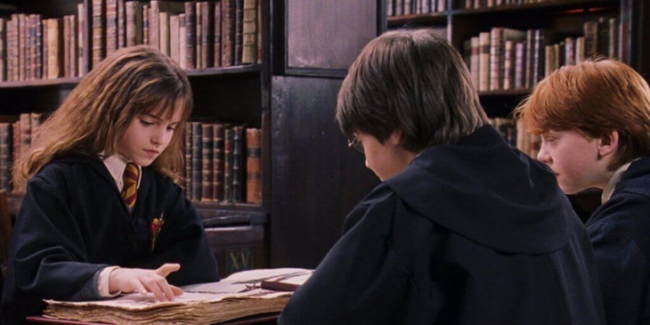 Hermione, Harry et Ron sont à la bibliothèque