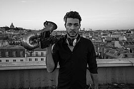 Le saxophoniste Guillaume Perret en noir et blanc sur un toit parisien