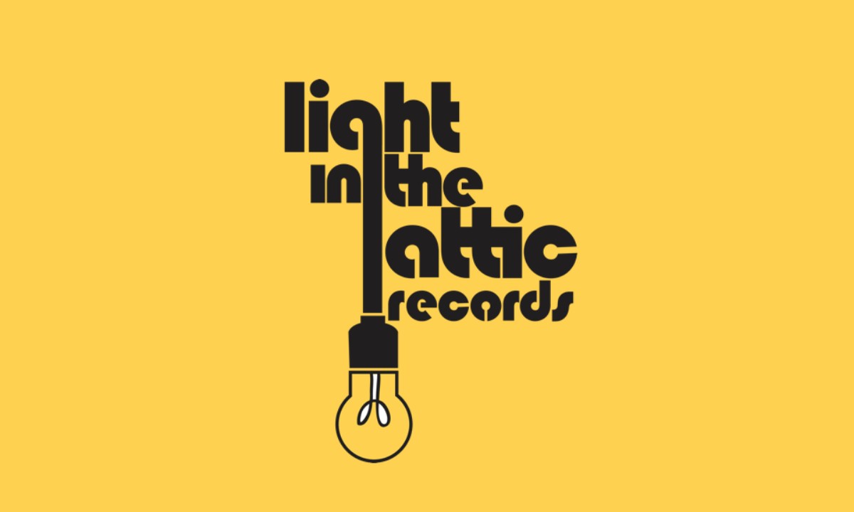 Logo de Light in the Attic écriture noire sur fond jaune 