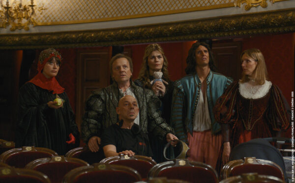 Une troupe de cinq comédiens et le metteur en scène dans un théâtre ancien