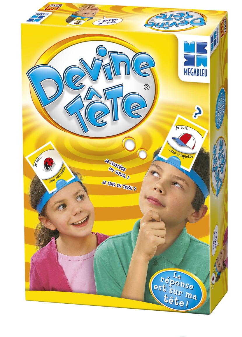 Image de deux enfants avec des cartes sur la tête