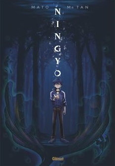 Image d'un jeune homme dans une forêt sombre