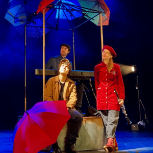 Trois conteurs avec des parapluies