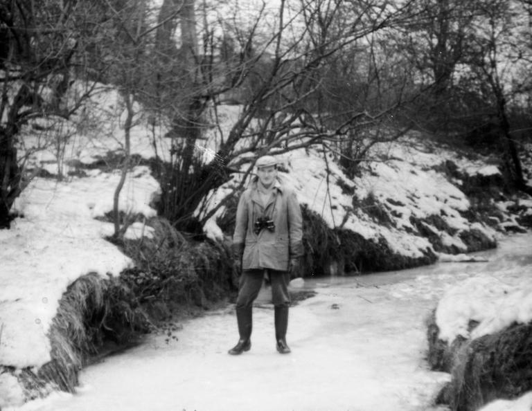 Photographie en noir et blanc du père de Martin Parr sur un mac gelé