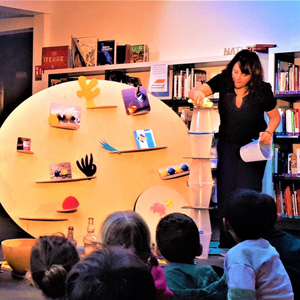 Laetitia Bloud qui raconte une histoire à des enfants