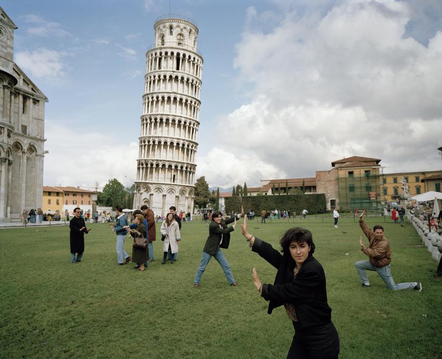 Photographie de la Tour de Pise avec de touristes qui ont la même pose 