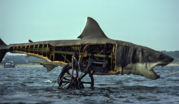 Photo en noir et blanc d'un requin mécanique