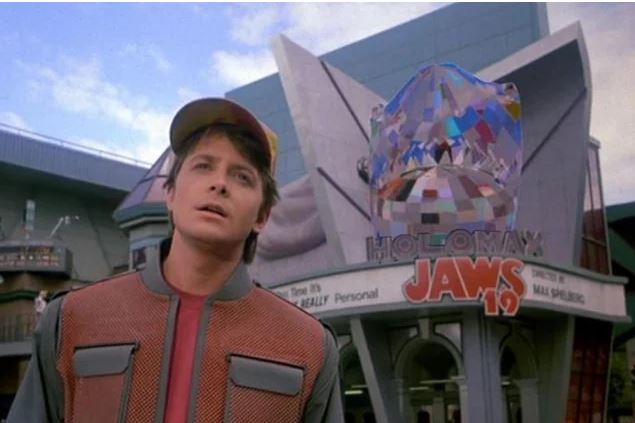Scène du film Retour vers le futur où Marty se tient devant un cinéma qui projette Jaws 19 