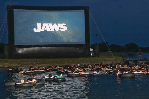 une projection en plein air et dans l'eau