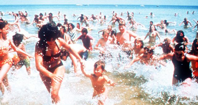 scène du film où les baigneurs fuient la mer en masse