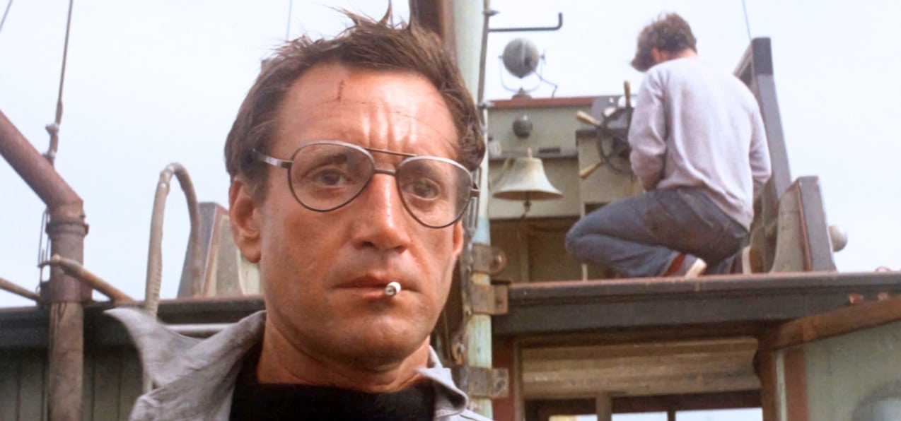 Un homme sur un bateau avec une cigarette en bouche, scène du film