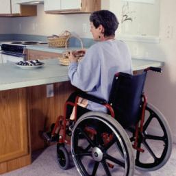 une femme dans un fauteuil roulant