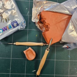 détails sur l'atelier Pierre antistress en céramique – Modelage