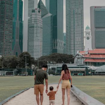 une famille devant des buildings