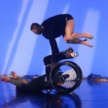 2 danseuses, une valide, une en fauteuil roulant