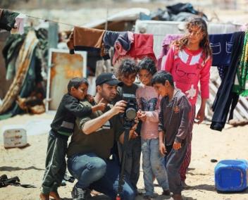 caméraman avec enfants 