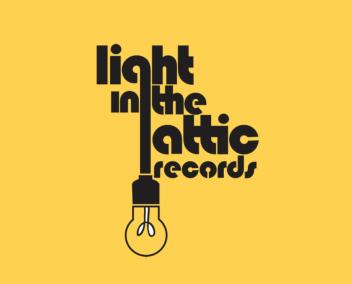 Logo de Light in the Attic écriture noire sur fond jaune 