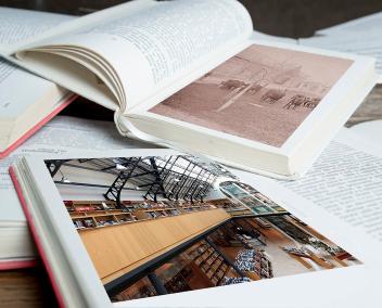 Deux livres avec des photos de la Ferme du Buisson