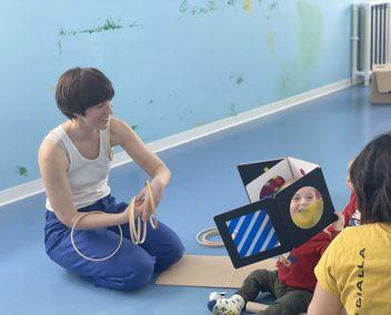 Lucie Félix en atelier avec des enfants