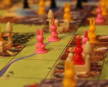Image d'un jeu de plateau avec des pions de châteaux et lapins
