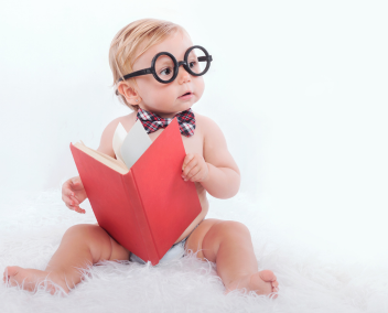 Bébé avec un livre