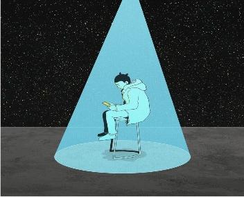 Image d'un homme seul sous un projecteur bleu
