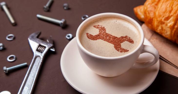 Tasse de café avec image de clef à molette dans la mousse de café