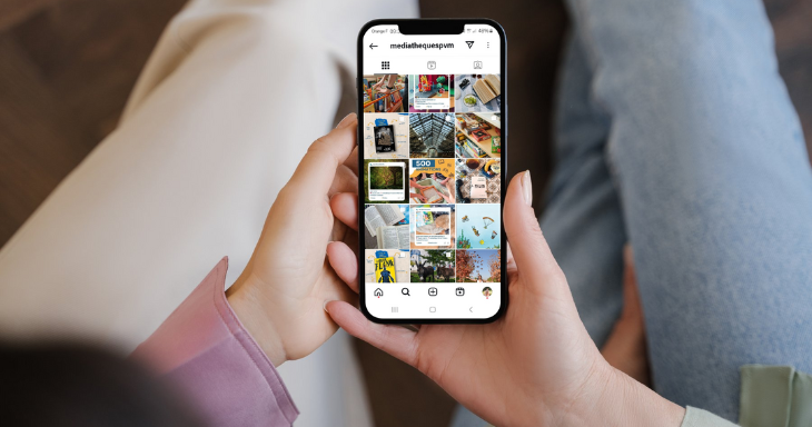 téléphone qui montre le compte Instagram des médiathèques